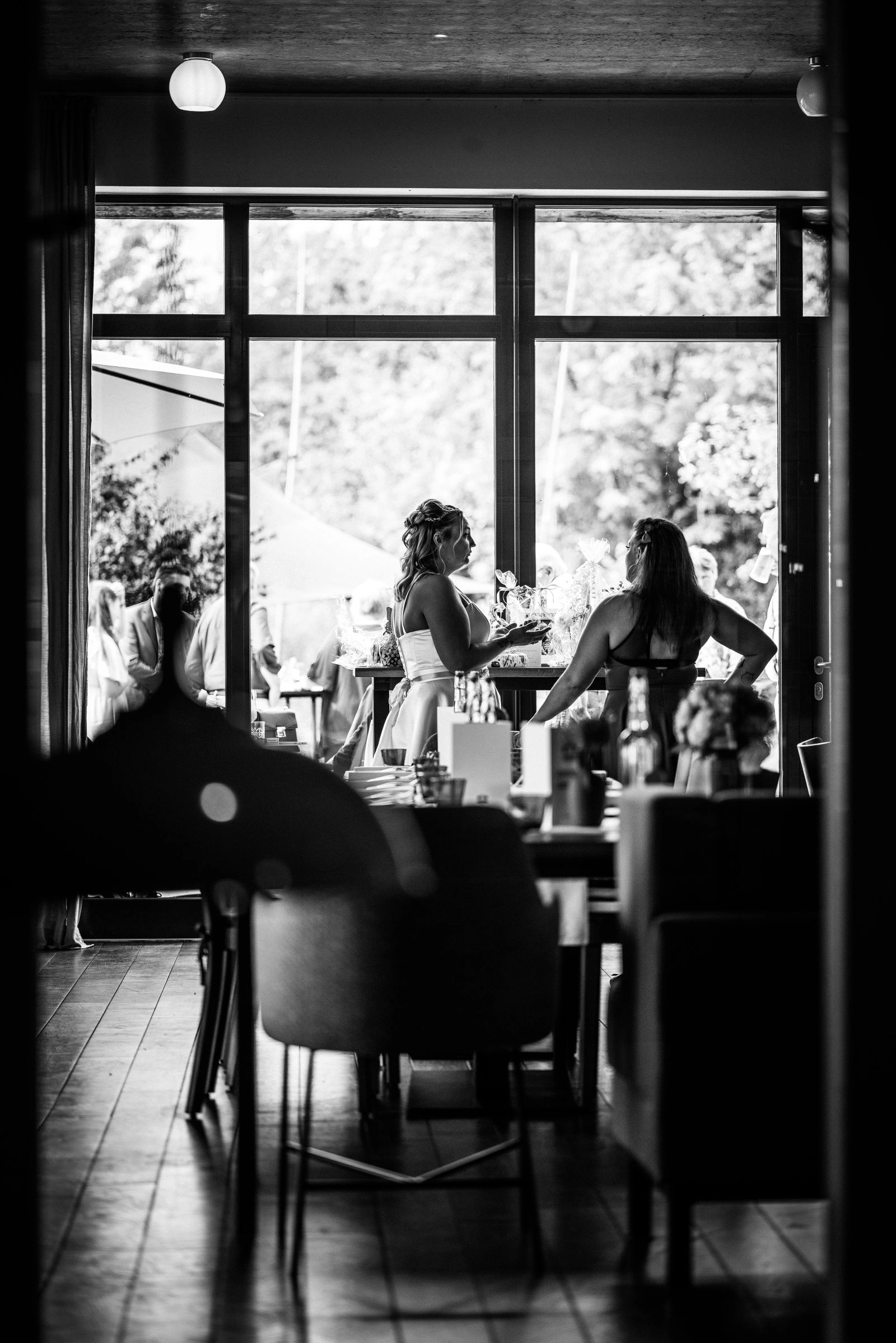 Braut im weißen Kleid bei Ihrer Hochzeit
