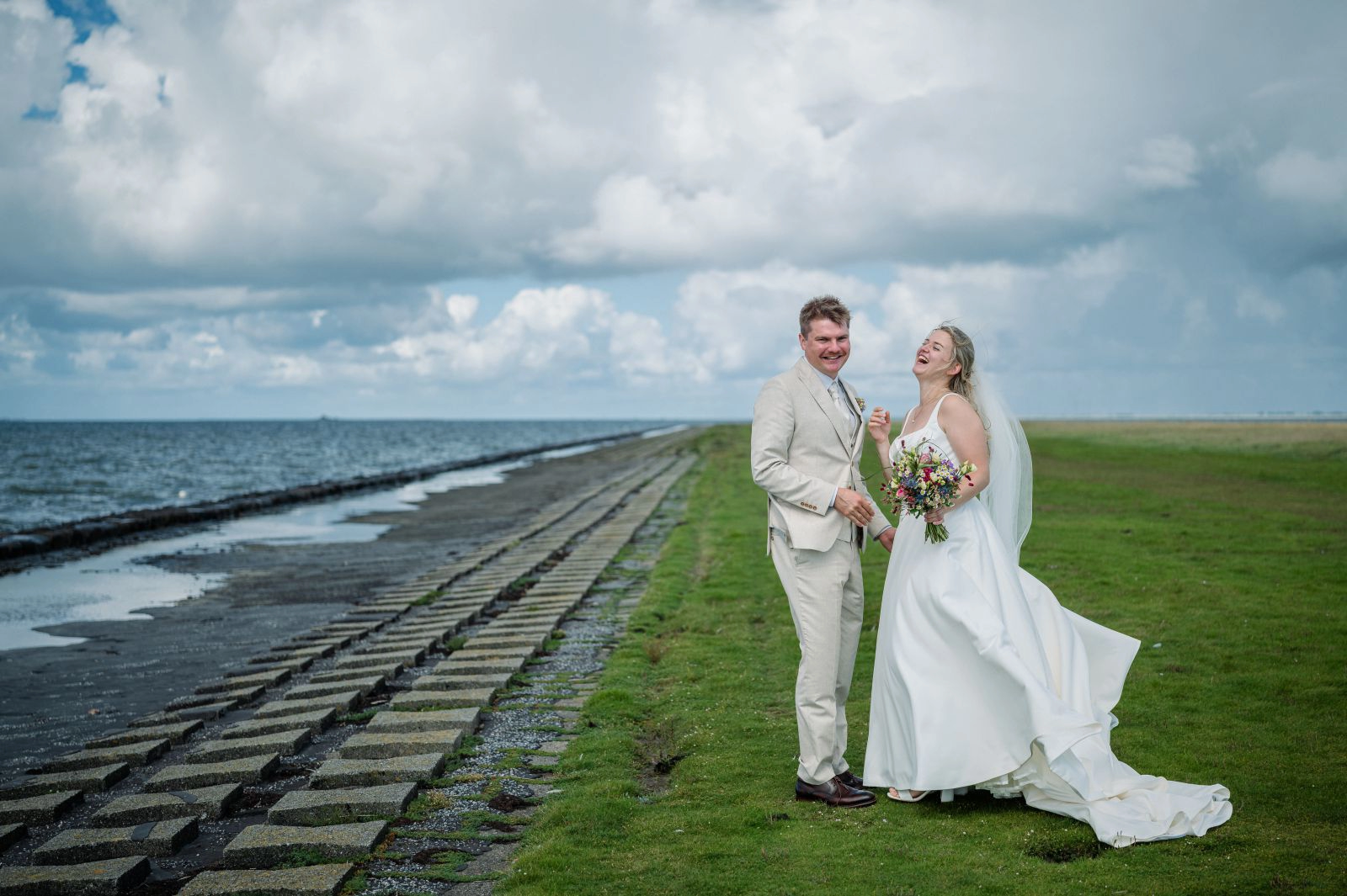 Brautpaar am Deich in Nordfriesland für Hochzeitsfilm