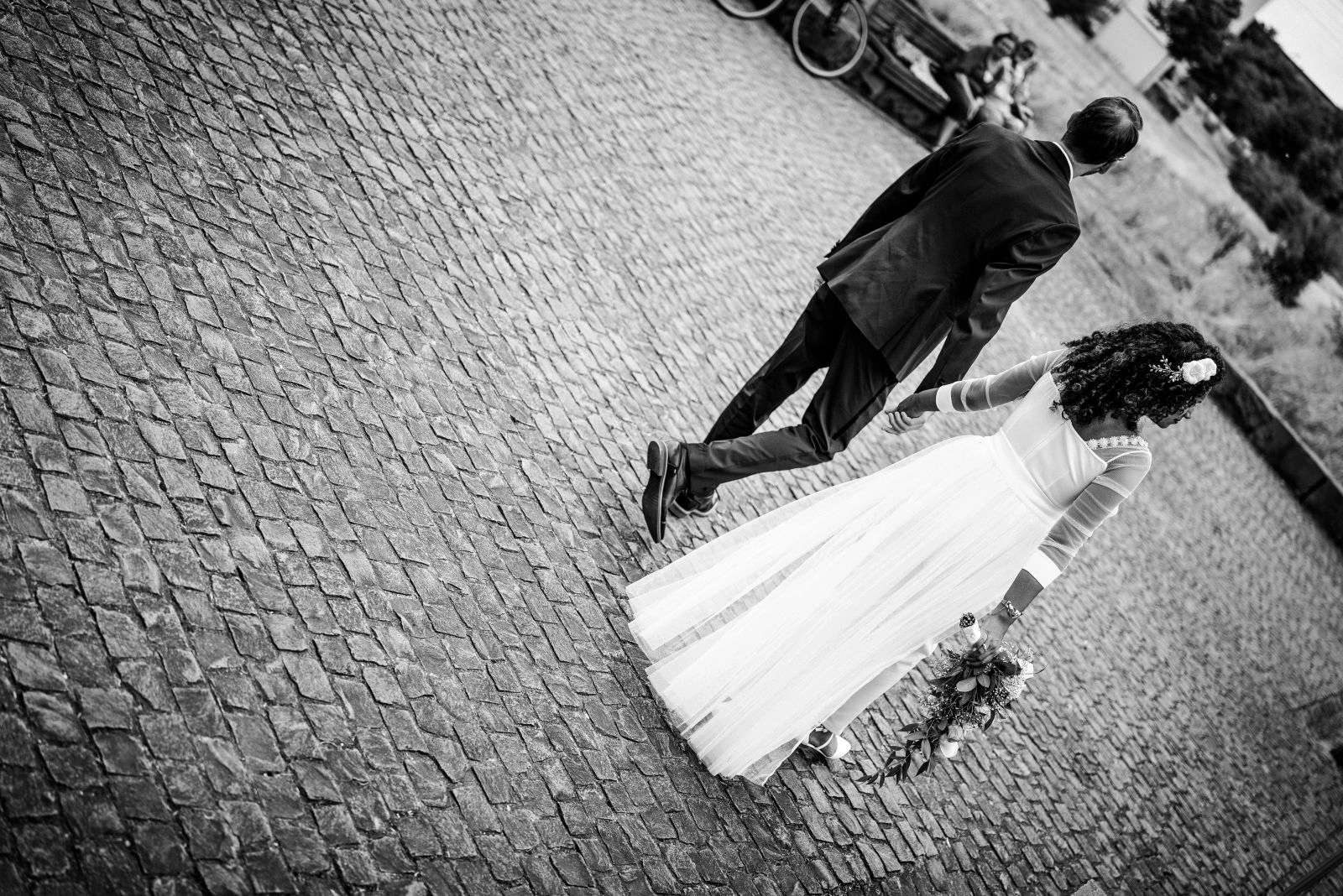 Brautpaar in Brautkleid und Hochzeitsanzug